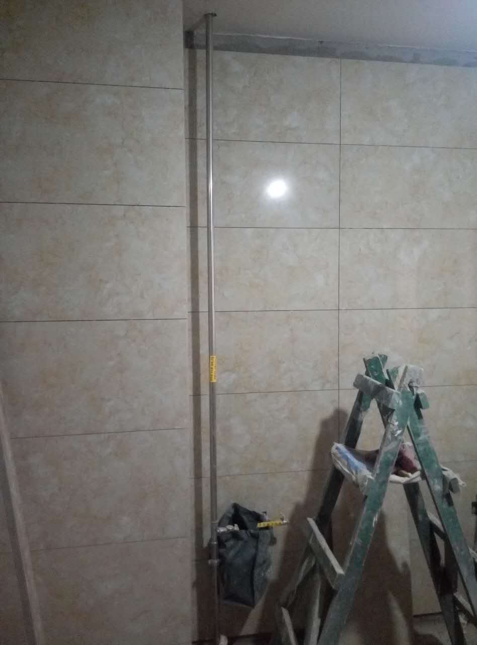 进入泥瓦阶段，瓷砖按公司标准铺贴，整体墙面整洁！
